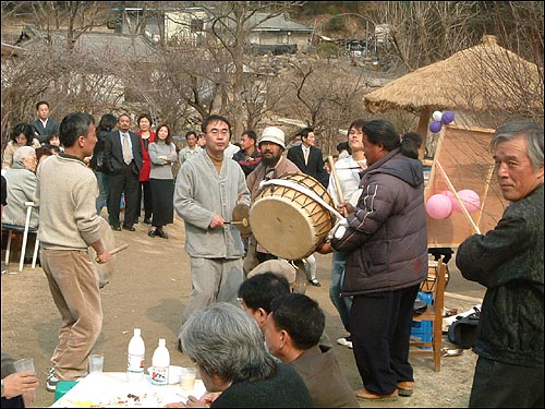 결혼식보다 먼저 하객들의 주연이 베풀어졌다. 